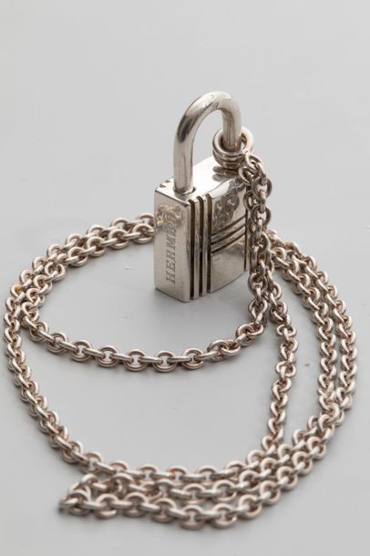 null HERMES - Collier "cadenas" sur sa chaine en argent - Longueur : 24,5cm - Poids...