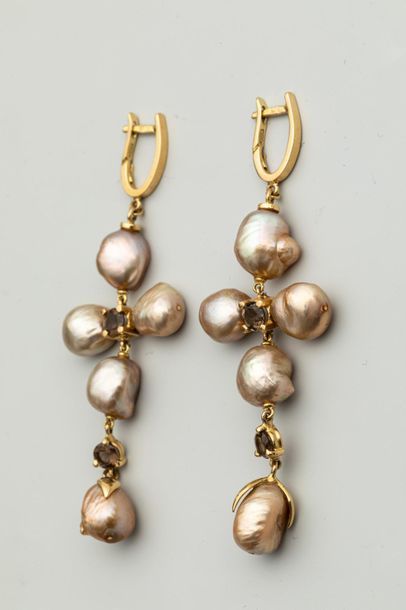 null Paire de pendants d'oreilles en or jaune 18k et perles baroques en croix alternées...