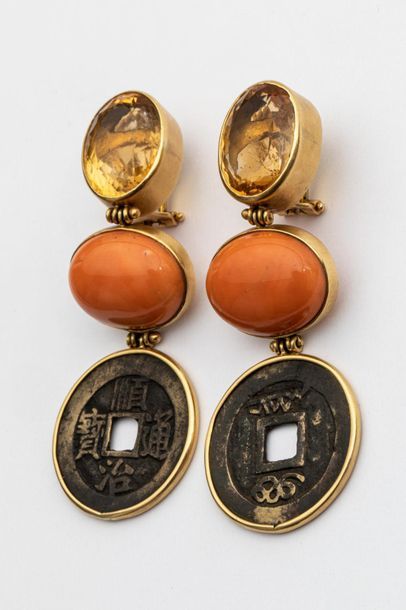 null Paire de pendants d'oreilles en or jaune 18k ornées d'une pièce chinoise surmontée...