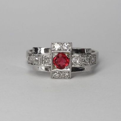 null Bague Art Déco en platine sertie d'une pierre rouge ronde épaulée de pierres...