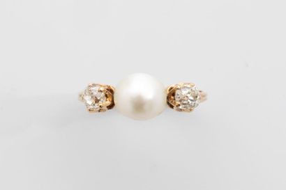 null Bague en or jaune 18k sertie d'une perle blanche baroque entre deux diamants...