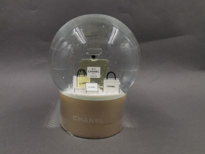 null CHANEL - Boule à neige figurant le flacon numéro 5 en rouge - Coffret - Etat...