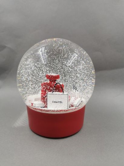 null CHANEL - Large motorized snowball featuring the Bottle N°5 in red, at its foot...