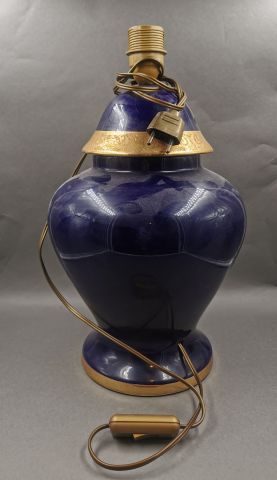 null Vase couvert monté en lampe à panse arrondie et col resseré en porcelaine bleue...