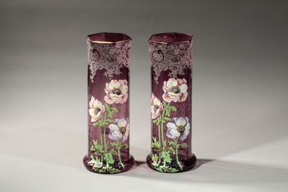 null Paire de vases tubulaires, bord octogonal et petit pied renflé en verre violet...