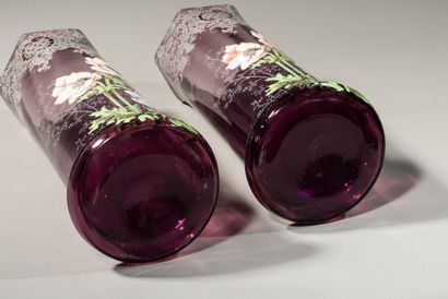 null Paire de vases tubulaires, bord octogonal et petit pied renflé en verre violet...