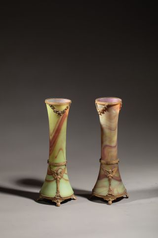 null SEVRES - Epoque 1900 - Paire de vases en verre opacifié marmoréen dans les tons...