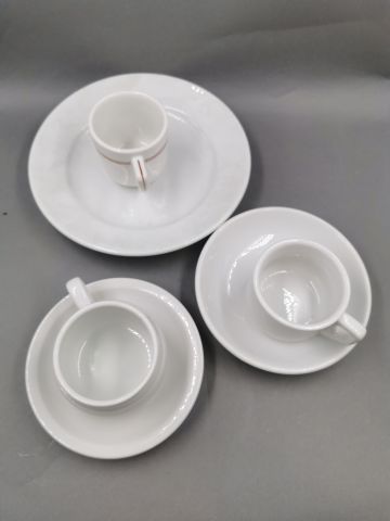 null Ensemble de porcelaines du III REICH : 
- Tasse (diam 8cm) et sous tasse (diam...