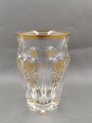 null BACCARAT - Modèle Malmaison - Petit vase en cristal taillé à côtes et décors...
