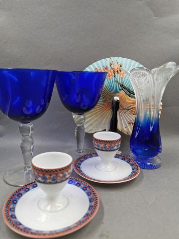 null Lot : deux verres à vin sur pied en verre bleu, un vase fleur en verre bleu,...