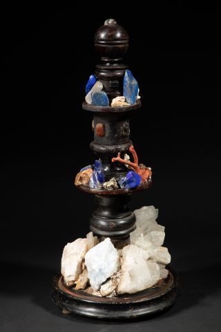 null Mineralier en bois noirci tourné XIXème cintenant des quartz, lapis-lazuli,...