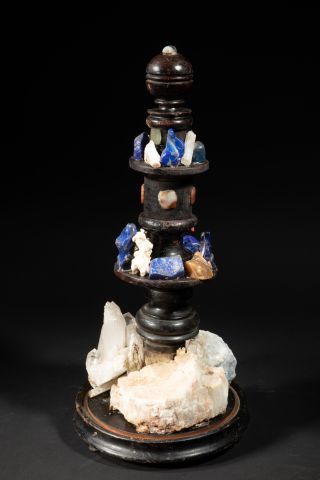 null Mineralier en bois noirci tourné XIXème cintenant des quartz, lapis-lazuli,...