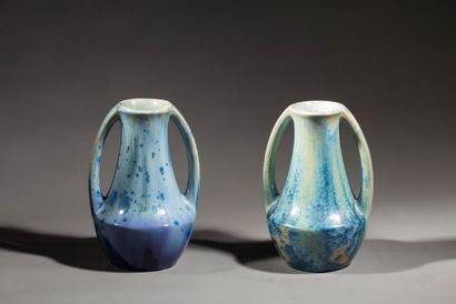 null F. de PIERREFONDS - Paire de vases à anses en grès à couverte bleu irisée -...
