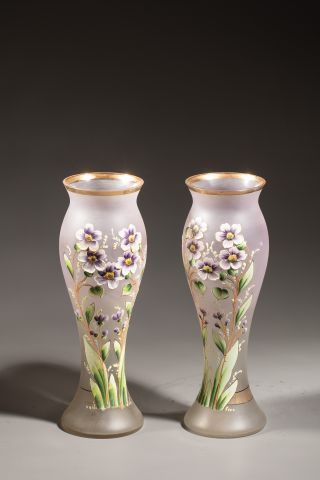 null Paire de vases balustres en verre opacifié à décors émaillé de pensées violettes,...