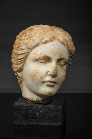 null Belle tête féminine d’une déesse probablement Vénus..Marbre.Epoque romaine.Premiers...