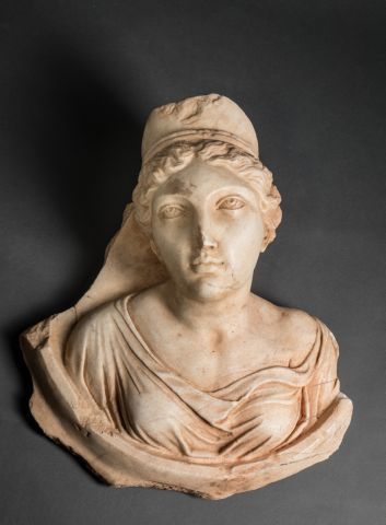 null Buste féminin en marbre représentant probablement Séléné vêtue d’un chiton harmonieusement...