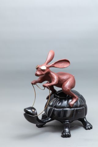 null FONCKY-TWO (1977) - La tortue et le lièvre - Sculpture en bronze à patine brun...