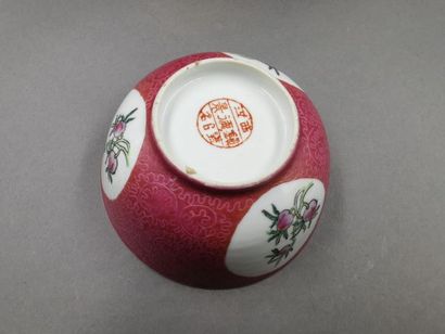 null CHINE XX ème - Suite de six coupes creuses en porcelaine famille rose décoré...