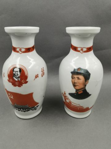 null CHINE XXème - Paire de vases balustres blancs à l'effigie de Mao Zedong et du...