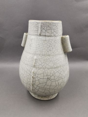 null CHINE XX ème - Vase en porcelaine craquelée gris à deux anses - H : 23cm