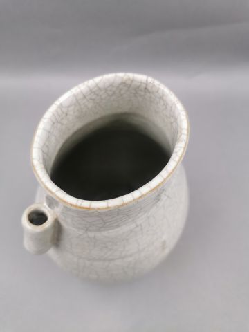 null CHINE XX ème - Vase en porcelaine craquelée gris à deux anses - H : 23cm