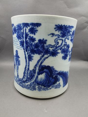 null CHINE XXème - Petite vasque circulaire en porcelaine à décor blanc bleu de personnages...