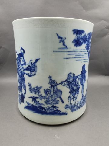 null CHINE XXème - Petite vasque circulaire en porcelaine à décor blanc bleu de personnages...