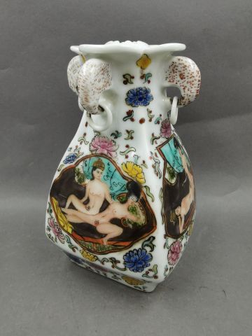 null CHINE - Vase en porcelaine à décors de scènes érotiques - H : 16cm - Accide...