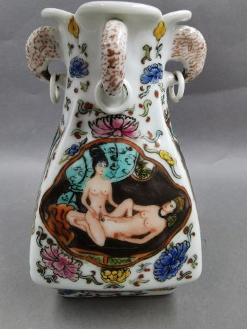 null CHINE - Vase en porcelaine à décors de scènes érotiques - H : 16cm - Accide...