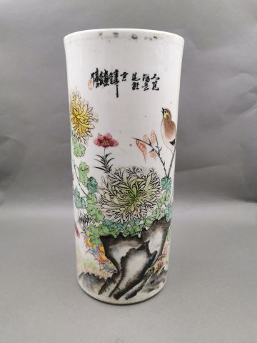 null CHINE - Vase rouleau en porcelaine à décors polychromes d'oiseau branché et...