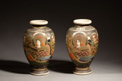 null Paire de vases en porcelaine de SATZUMA à décor polychrome et doré de personnages...