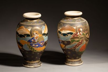 null Paire de vases en porcelaine de SATZUMA à décor polychrome et doré de personnages...