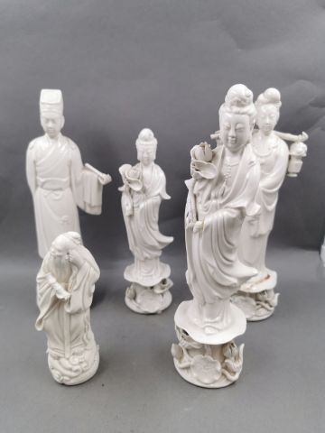 null CHINE - Ensemble de statuettes en blanc de chine - XX ème - Hauteur : de 14...