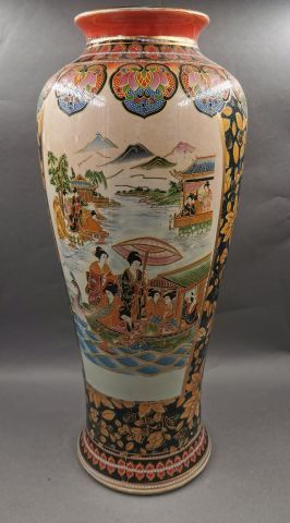 null CHINE XX ème - Vase balustre en porcelaine à décors d'élégantes chinoises sur...
