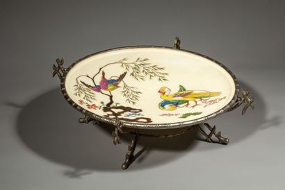 null JAPON - Coupe en porcelaine à décors d'oiseaux exotiques monture en bronze doré...
