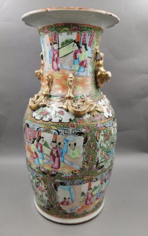 null CHINE - CANTON - Vase balustre en porcelaine à décors de scènes de la vie chinoise...