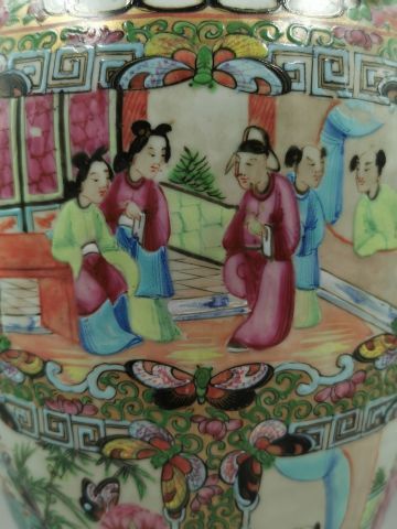 null CHINE - CANTON - Vase balustre en porcelaine à décors de scènes de la vie chinoise...