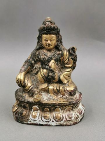 null Divinité assise en délassement sur un socle lotiforme.Art sino-tibétain. Patine...