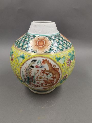 null Vase en porcelaine ornée polychrome motifs en fenêtres de dragons et phénix...