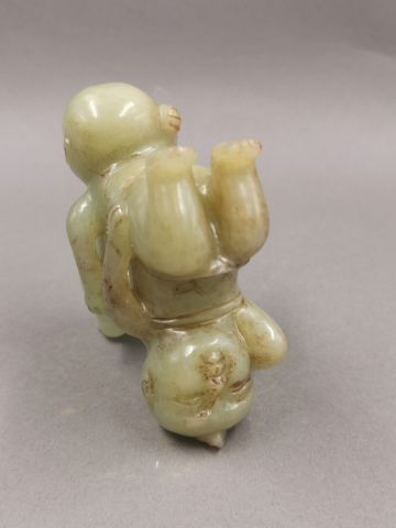 null Enfants acrobates.Jade néphrite.Chine- .XIXè 
L :7,5cm.