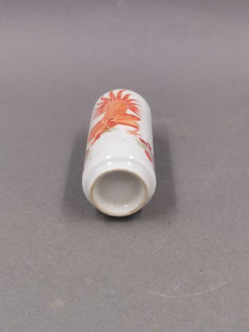 null Tabatière.Porcelaine polychrome ornée de coqs. Style Ming.L :8,5cm.Bouchon ...