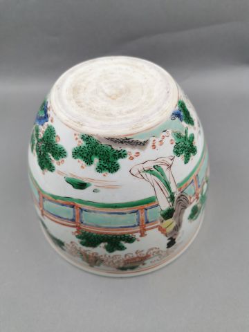 null CHINE XX ème - Petit cache pot en porcelaine à décors d''une élégante et serviteurs...