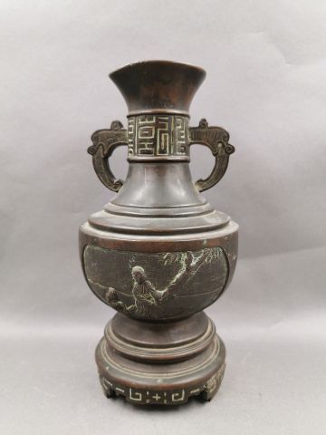 null Vase balustre en bronze à décors de personnages dans des réserves - Anses à...