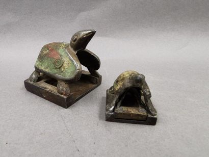 null CHINE - Ensemble de sceaux en bronze en forme de tortues - de 2 à 5cm - Acc...