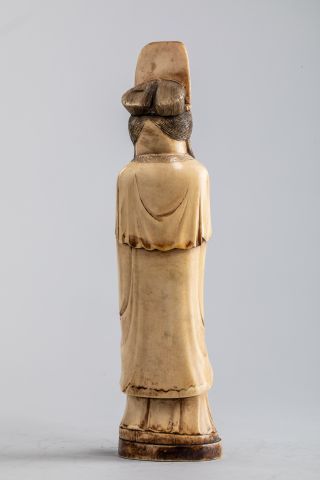null CHINE début XIXème - Kwan Yin en ivoire sculpté représenté les cheveux lachés,...