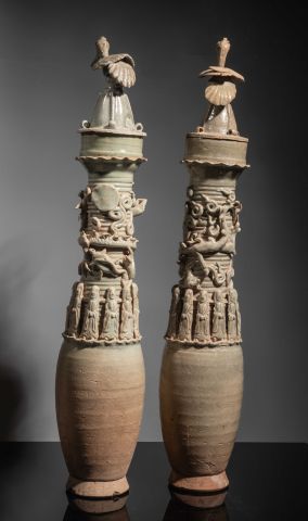 null Chine - Deux vases couverts de type Meiping.Céramique à glaçure qinbaï.Epoque...