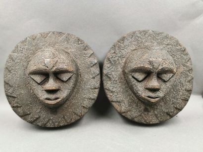 null Deux masques lunaires en bois - De style Nigérien - H 18cm