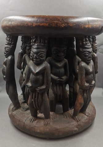 null Tabouret de palabre à cariatides en bois - Cameroun - H 33cm - Diam : 32cm