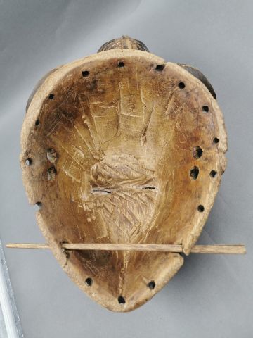 null AFRIQUE DE L'OUEST - Masque PUNU en bois polychrome - 28x22cm