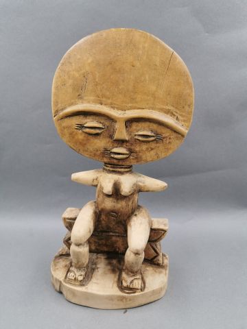 null OCEANIE ? XX ème - Personnage totem à tête de soleil assis en bois sculpté -...